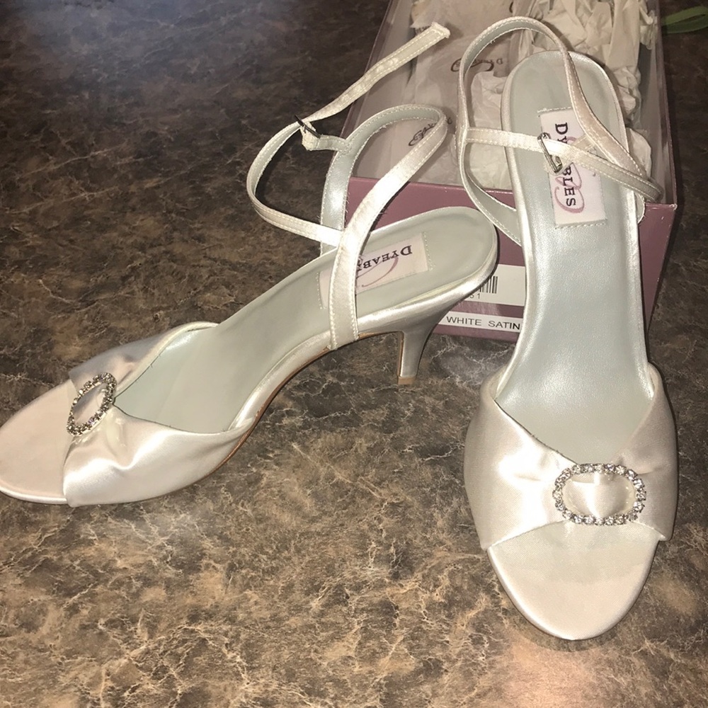 Dyeable white satin kitten heel